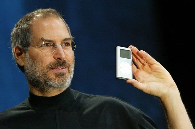 Além de celulares iPhones, a Apple produz computadores, conhecidos como Macs, e os tablets, chamados pela empresa de iPad. A empresa também produziu o ipod, extinto aparelho reprodutor de música. 