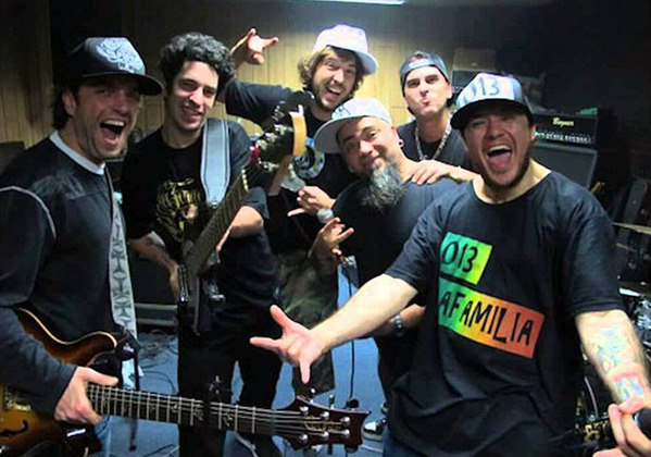 Além de Chorão, Champignon,  Marcão Britto, Thiago Castanho e Renato Pelado, a banda teve Heitor Gomes (baixo), Pinguim (bateria e beatbox) e Bruno Graveto (baixo e bateria). 
