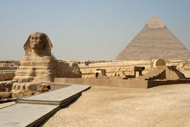 Além de conter o sarcófago do faraó, a pirâmide conta com uma esfinge, uma majestosa estátua com o corpo de leão e o rosto de Quéfren.