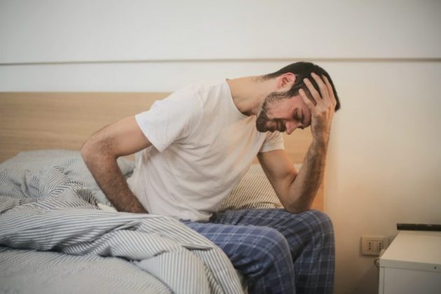 Além de febre intensa e dores musculares, a febre maculosa pode gerar cansaço, náuseas e em alguns casos até vômitos e hemorragias.
