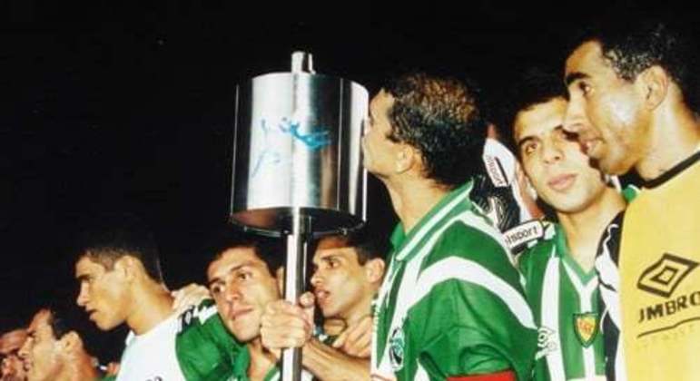Além de momentos expressivos na Série A nos anos 90, a equipe em 1999 foi campeã da Copa do Brasil ao conter o ímpeto do Botafogo. No Maracanã, a geração de Márcio Mixirica, Maurílio, Mabília, Picoli e Lauro escrevia o nome do Juventude na história. O dado curioso ficou na camisa dos "jaconeros": o patrocínio da Yoplait, marca de iogurte pertencente à Parmalat na época. Em 2000, o acordo com a multinacional acabou.
