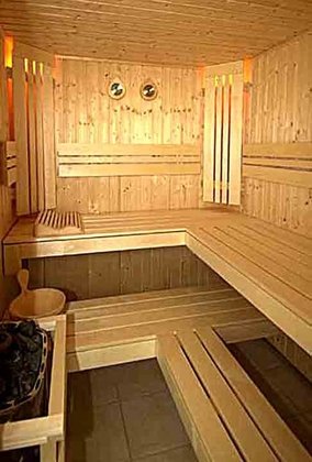 Além de saunas nas residências, existem saunas em empresas para momentos de relaxamento de funcionários. 
