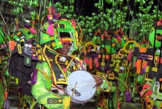 Além de serem importantes para dar ritmo, as baterias de escola de samba influenciam nos outros quesitos técnicos do desfile de diversas maneiras. 