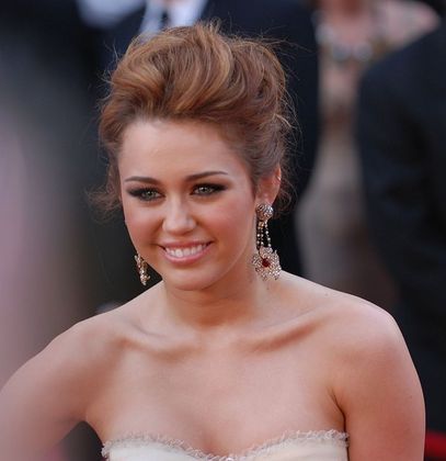 Além de Shakira, outra cantora que fez do sucesso uma arma contra o ex foi Miley Cyrus. A música “Flowers” traz várias alfinetadas no ator Liam Hemsworth, com quem Miley foi casada de 2018 a 2020.