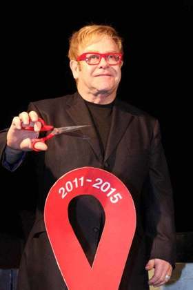 Além de sua carreira musical, Elton John também é conhecido por seu trabalho humanitário. 