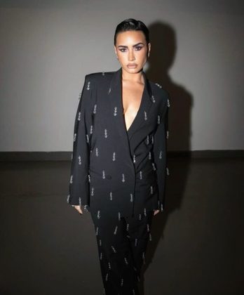 Além de sua carreira na música e na atuação, Demi Lovato também é ativista e defensora de questões relacionadas à saúde mental e da prevenção do suicídio.