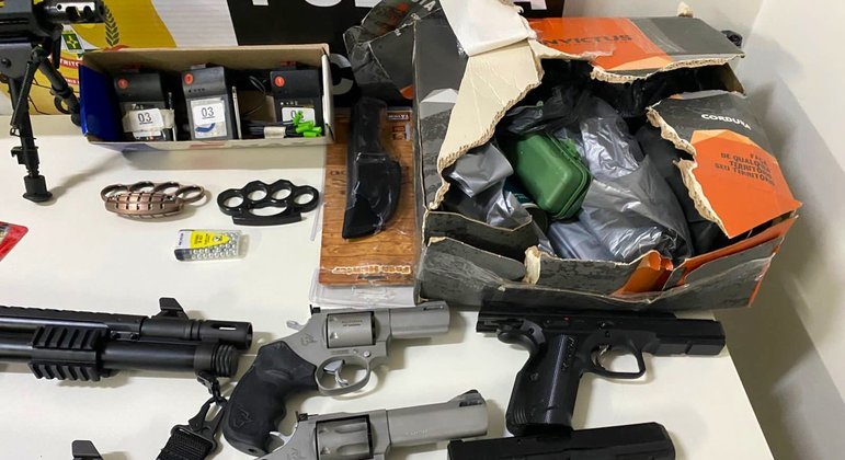 Além de tentar explodir uma bomba no aeroporto suspeito mantinha arsenal