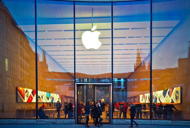 Além disso, a Apple decidiu congelar vagas que tinham sido abertas pela saída de funcionários da empresa. 
