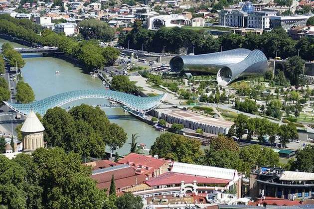 Além disso, a capital Tbilisi também recebeu a alcunha de ‘paraíso dos arquitetos’ pela grande concentração de construções com design futurista como, por exemplo, o ‘Teatro e Centro de Exposições do Parque Rike’ .