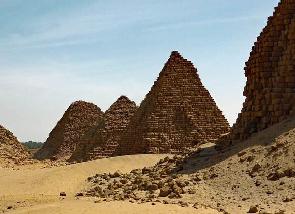 Além disso, as pirâmides do Sudão são mais pontiagudas e têm bases mais estreitas. Por outro lado, as situadas no Egito são mais largas. 