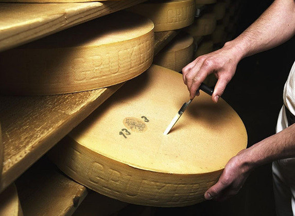 Além disso, Gruyères é conhecida pela produção de queijo que leva o mesmo nome da vila. Em cidades próximas como Genebra e Lausanne há excursões turísticas pelas fábricas do produto. A mais conhecida é a ‘La Maison du Gruyère’ (A Casa Gruyère) 