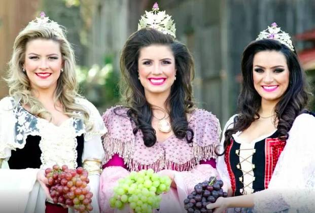 Além disso, há concursos para eleger a rainha da festa e suas princesas, que se tornam representantes da colheita da uva na região.