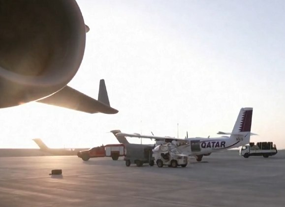 Além disso, no domingo à noite, um voo de ajuda humanitária do Qatar decolou da base aérea de Al-Udeid, localizada nos arredores de Doha, em direção a Marrocos.