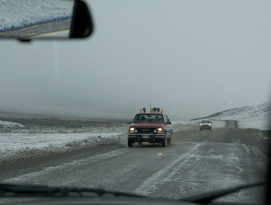 Além disso, os motoristas devem estar atentos às mudanças do tempo. A estrada não tem asfalto, somente terra e cascalho, e fica escorregadia com a neve. 