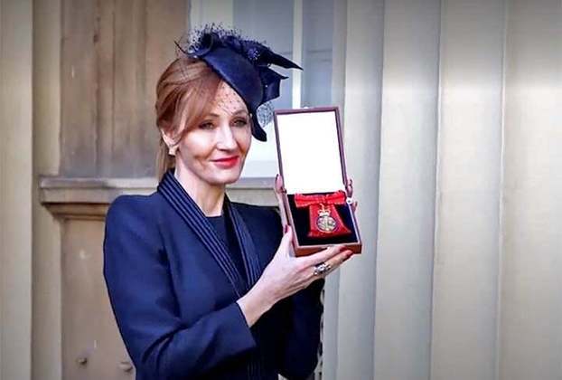 Além disso, Rowling recebeu premiações e honrarias: Autora do Ano de 2000 pela British Awards; A Ordem do Império Britânico 2001; Príncipe de Astúrias para a Concórdia, Espanha, 2003; The Edimburgh Awards 2008, Título de Cavaleiro da Ordem da Legião de Honra, França, 2009. 