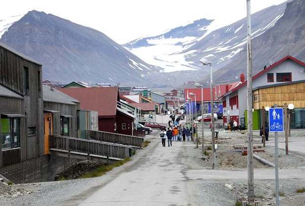 Além disso, Svalbard é conhecida por suas políticas de preservação ambiental rigorosas e é um importante centro de pesquisa polar. A ilha ainda tem atividades como passeios de trenó puxados por cães e observação da aurora boreal.