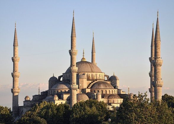 Além disso, tem a Mesquita Azul, conhecida como uma das maiores e mais belas do mundo, a Torre de Gálata e o Palácio Dolmabahçe que atraem visitantes em todas as épocas do ano.