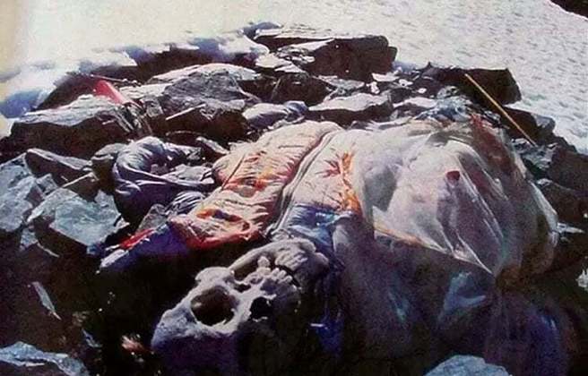 Além do acúmulo imenso de lixo, o Everest também abriga cadáveres não recolhidos de alpinistas malfadados