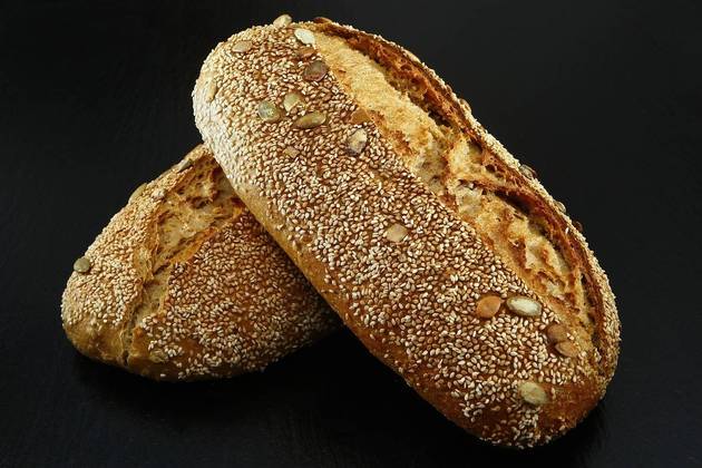 Além do Brasil, o pãozinho francês é popular no Chile, na Região dos Andes da Bolívia e do Peru, na Argentina e no Uruguai. Geralmente vendido com peso de 50 gramas. 