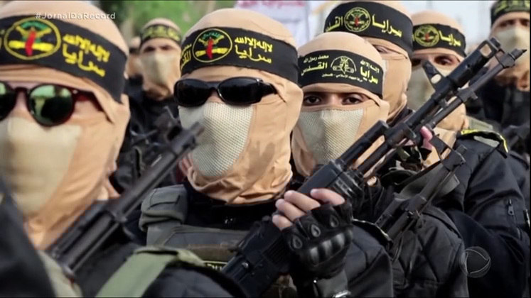 15º dia — O primeiro-ministro de Israel, Benjamin
Netanyahu, afirmou que o grupo terrorista libanês Hezbollah cometeria o
'erro de sua vida' se decidisse entrar em guerra com o país para
ajudar o Hamas. O Hezbollah tem lançado foguetes contra cidades ao norte de
Israel desde o primeiro dia da guerra, mas sem causar grandes danos