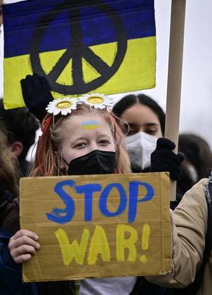 Manifestantes protestam contra a invasão russa e pedem o fim da guerra