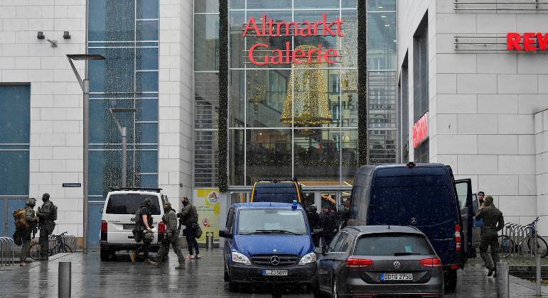 Homem que fez 2 reféns em farmácia na Alemanha morreu, diz polícia
