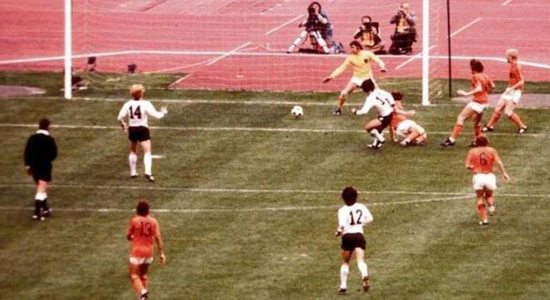 Detalhe do gol da vitória de Gerd Mueller, na Copa de 74