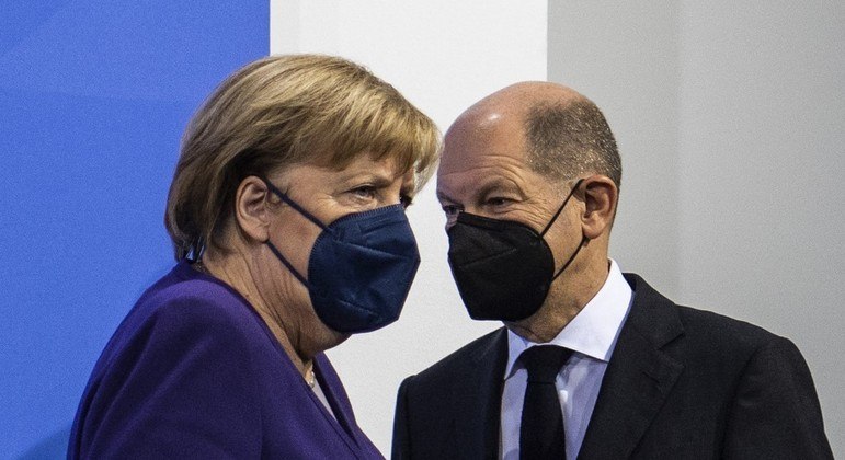 Merkel é criticada por exercer baixa influência política