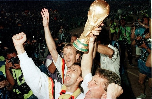 Na Copa do Mundo de 1990, Pelé já tinha dado uma palinha de seu pé-frio ao apostar no título da Itália. A Azurra até foi longe, mas caiu na semifinal