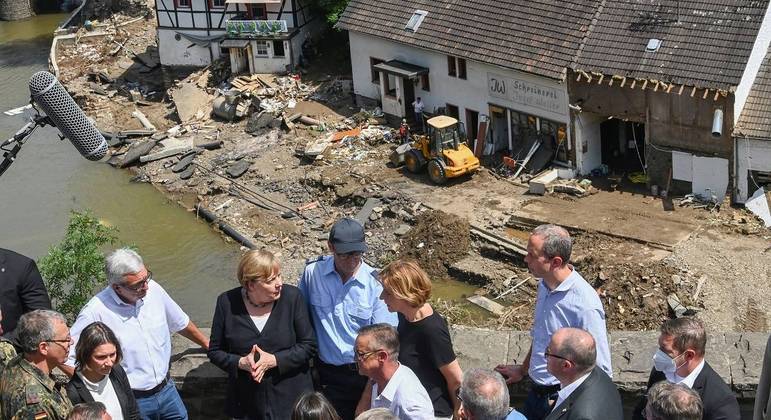 Merkel (ao centro, de blazer preto e blusa branca), prometeu auxílio financeiro rápido