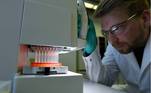  Um funcionário da empresa biofarmacêutica alemã CureVac demonstra uma pesquisa sobre uma vacina contra a covid-19 em um laboratório em Tuebingen, Alemanha