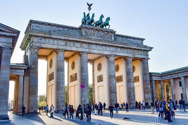 Alemanha- O país atrai 28 milhões de visitantes/ano, com destaque para Berlim e Frankfurt. Berlim, com pontos históricos como o Portão de Brandemburgo (foto) e o Memorial do Holocausto, costuma ser a cidade mais procurada. 