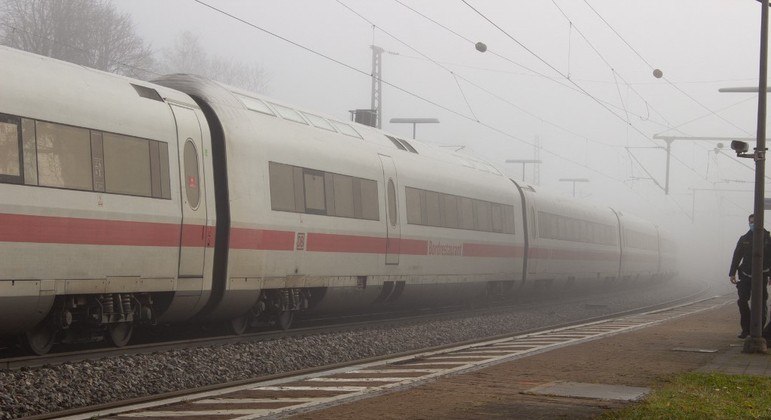 Trem de alta velocidade parou em estação no sul da Alemanha após ataque com arma branca
