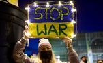 Também houve manifestação contra a guerra em Dortmund, na Alemanha. Mulher segura cartaz em que se lê 'Pare a guerra'