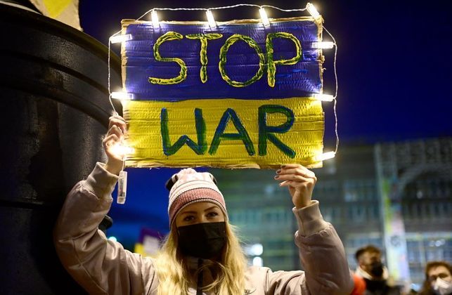 Também houve manifestação contra a guerra em Dortmund, na Alemanha. Mulher segura cartaz em que se lê 