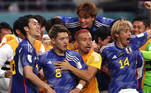 Jogadores do Japão comemoram o gol da virada na partida de estreia da Copa do Mundo contra a Alemanha