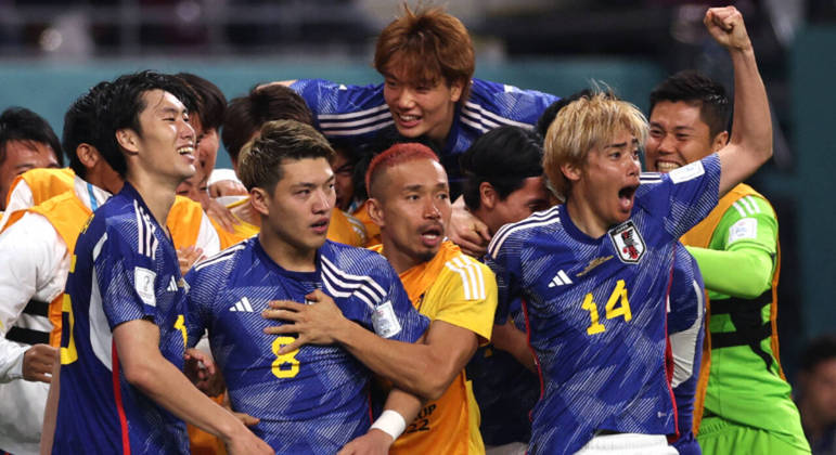 Jogadores do Japão comemoram o gol da virada na partida de estreia da Copa do Mundo contra a Alemanha