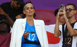 A supermodelo brasileira Izabel Goulart apoia o noivo, o alemão Kevin Trapp, na partida contra o Japão pela Copa do Mundo