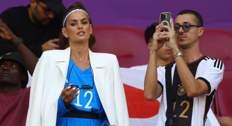 A supermodelo brasileira Izabel Goulart apoia o noivo, o alemão Kevin Trapp, na partida contra o Japão pela Copa do Mundo