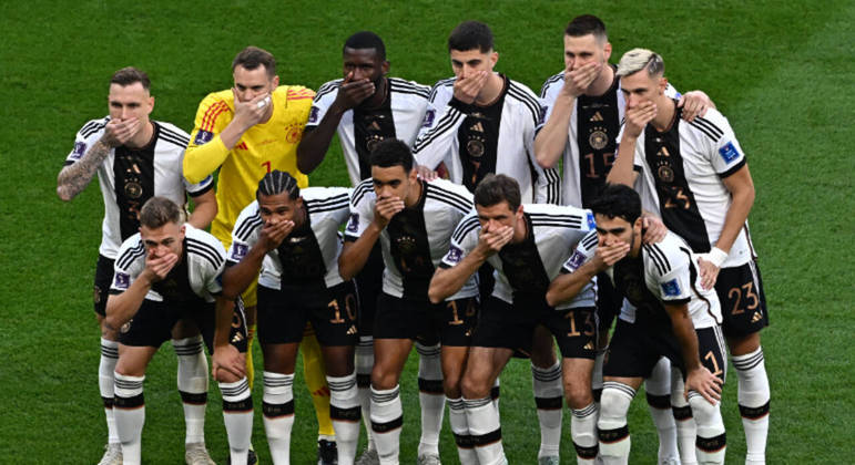 Com protesto em prol contra a censura imposta pela FIFA, alemães tamparam suas bocas na foto antes da bola rolar. (Foto: Anne-Christine POUJOULAT / AFP)