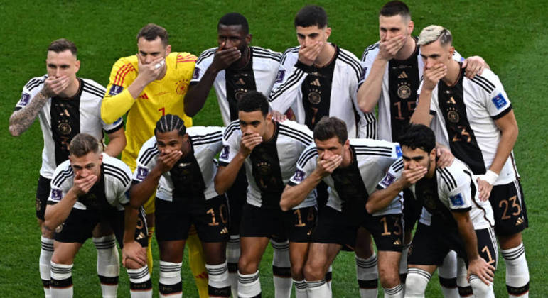 Jogadores da Alemanha fazem protesto contra censura da Fifa antes da partida diante do Japão na Copa do Mundo de 2022