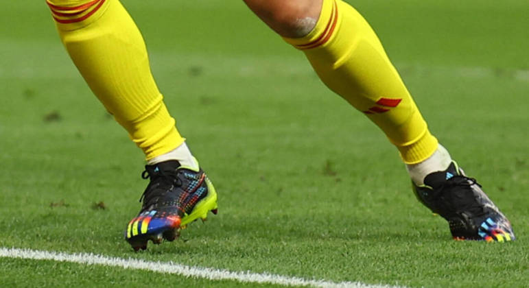 Sem poder usar uma braçadeira em defesa do direito LGBTQIA+, Manuel Neuer calça chuteiras coloridas na partida contra o Japão