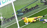Maeda supera Neuer e coloca a bola no fundo da rede, mas o gol do Japão é anulado por impedimento