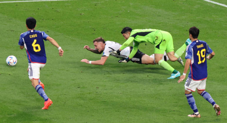 Raum sofre pênalti de Gonda na partida entre Alemanha e Japão na Copa do Mundo