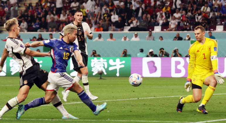 Takuma Asano se prepara para marcar o segundo gol do Japão na partida contra a Alemanha 