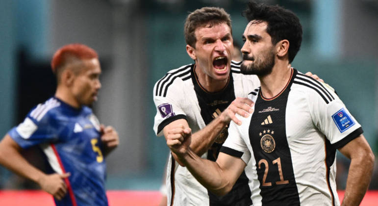  Thomas Muller e Ilkay Gundogan comemoram gol de pênalti da Alemanha contra o Japão