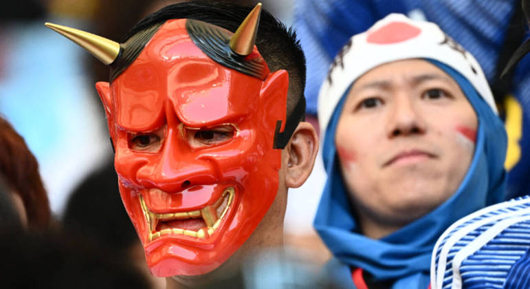 Torcedor usa máscara na arquibancada para acompanhar a partida entre Alemanha e Japão