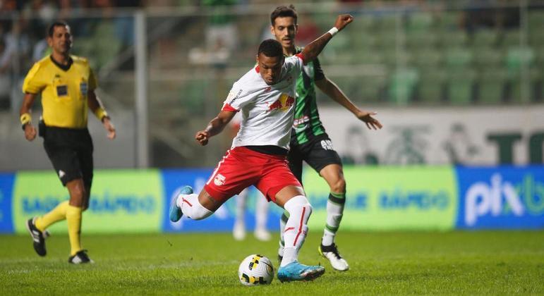 Alerrandro se prepara para anotar o primeiro gol do RB Bragantino contra o América-MG