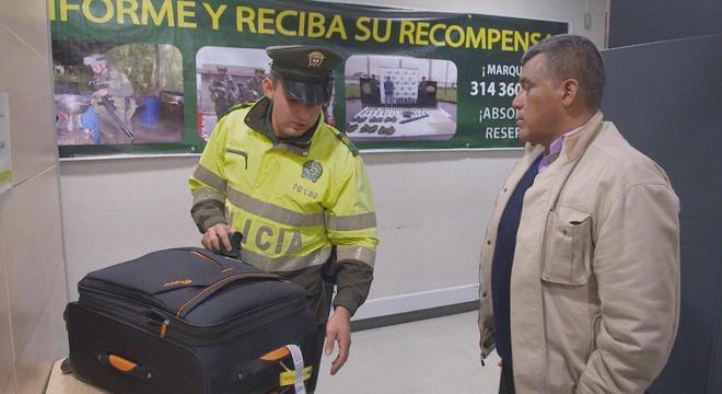 Alerta Aeroporto desvenda a rotina dos agentes de segurança do terminal El Dorado, em Bogotá
