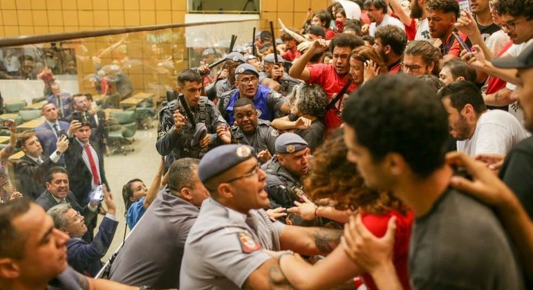 Alesp teve confusão entre manifestantes contrários à privatização e a PM nesta quarta (6)